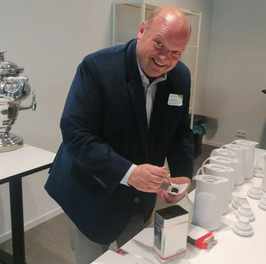 Professor Hartwig Bohne bei der Teeverkostung